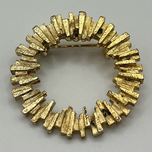 Vintage Textured Gold-Tone Circle Brooch Pin - Picture 1 of 3